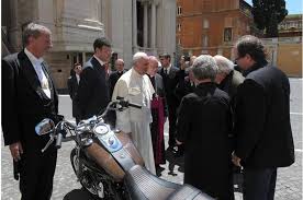 Harley Davidson Dyna Super Glide Custom e il dono di Papa Francesco