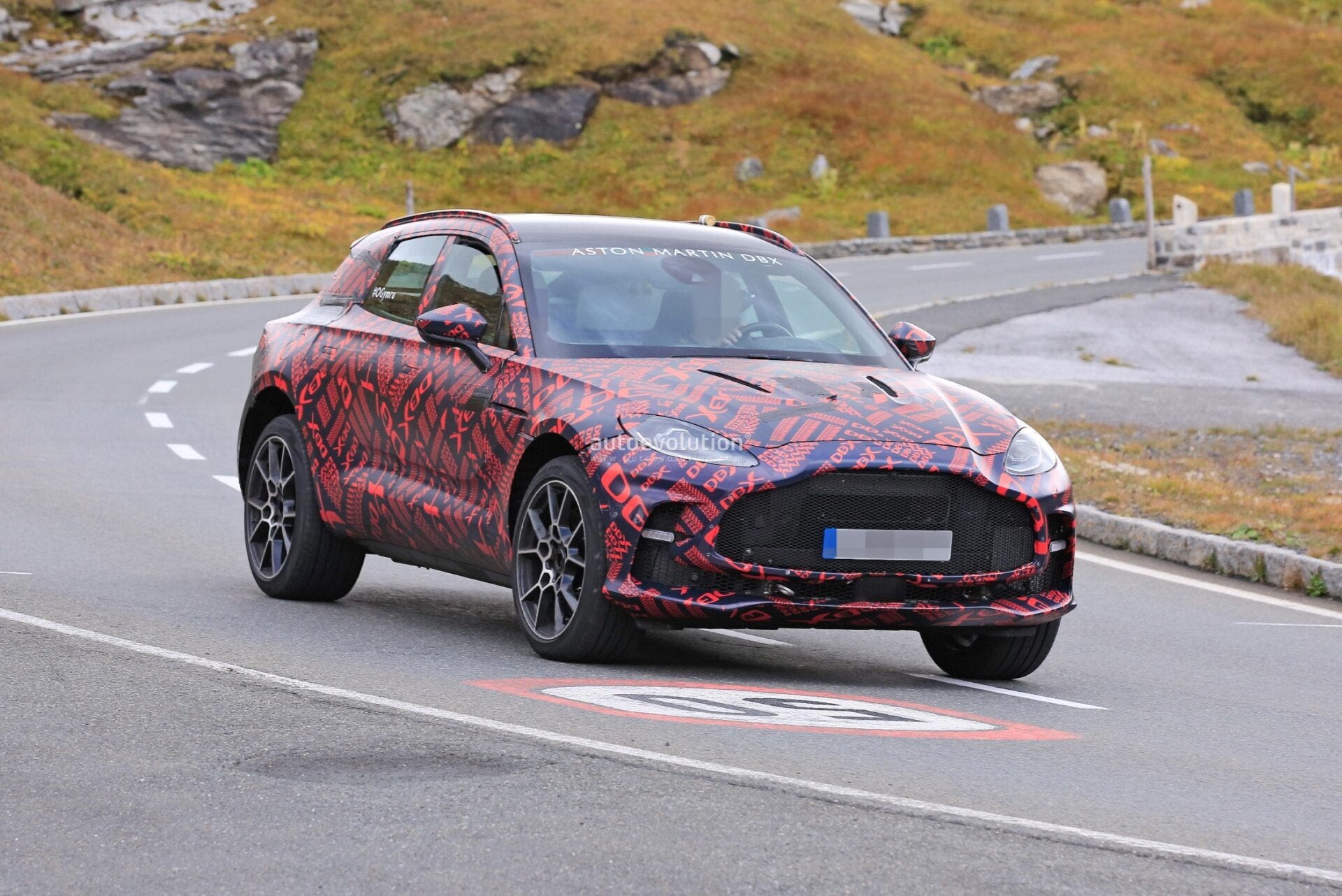 Aston Martin DBX S