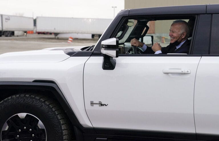Biden spinge il nuovo Hummer EV nella rincorsa all’elettrico
