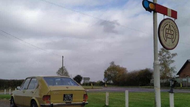 Alfa Romeo Alfasud gialla in un parco