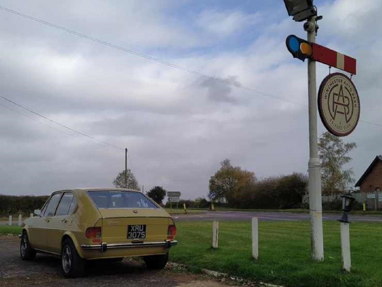 Alfa Romeo Alfasud gialla in un parco