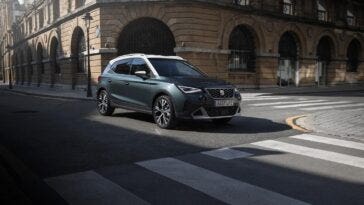 Seat Arona grigia in città con formula Seat Smart Family