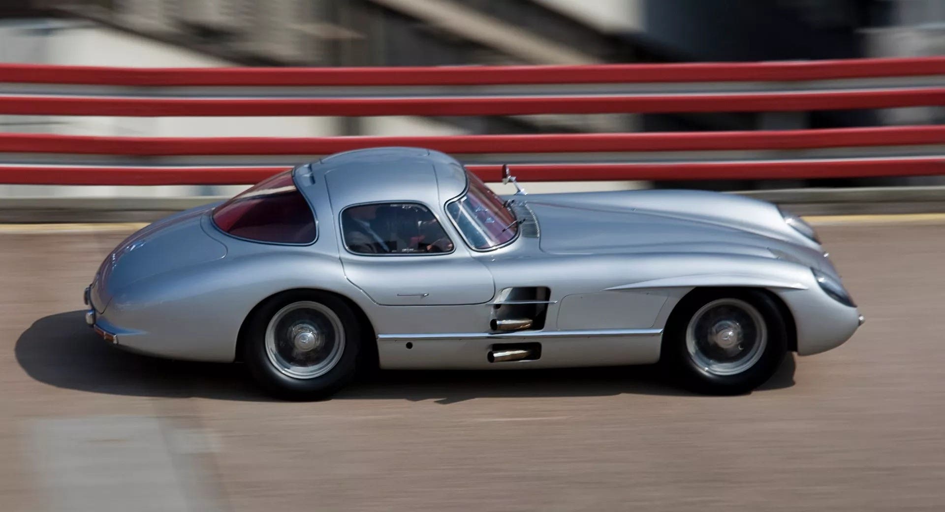 Si dice che Mercedes-Benz abbia appena venduto uno dei suoi veicoli più apprezzati per un importo di 142 milioni di dollari. Se fosse vero, la Silver Arrow 300 SLR "Uhlenhaut Coupe" sarebbe valutata quasi tre volte la prossima auto più costosa mai confermata per essere scambiata di mano. Mentre Mercedes-Benz deve ancora confermare o negare tale vendita, la gente di Hagerty sembra convinta che questa vendita sia effettivamente avvenuta dopo aver contattato più fonti. Sembrano anche avere qualcuno all'interno perché descrivono in dettaglio che circa 10 persone o meno sono state invitate a partecipare a un evento privato al Museo Mercedes-Benz di Stoccarda il 6 maggio 2022. Ognuna di queste persone soddisfaceva i criteri predeterminati che Mercedes richiedeva alla persona a cui alla fine avrebbero venduto la 300SLR. Al momento della stesura di questo articolo, il sito Web del Museo Mercedes-Benz afferma effettivamente che è chiuso dal 6 maggio al 15 maggio per "un evento". Ancora una volta, se confermato, questa è di gran lunga l'automobile più preziosa mai scambiata. La successiva più costosa mai registrata è stata una Ferrari 250 GTO del 1962 venduta per $ 48.405.000 nel 2018. Nello stesso anno è emersa la voce che un'altra 250 GTO è stata acquistata in una vendita privata per $ 70 milioni, ma questo deve ancora essere confermato. Se questa è davvero l'auto da corsa Silver Arrow che Hagerty pensa che sia, è senza dubbio una delle auto più leggendarie della storia. Tutte le indicazioni indicano che questa vettura è una delle due sole coupé hardtop mai create da Mercedes-Benz. Un altro motivo per cui vale così tanto è che semplicemente non scambiano le mani. L'auto specifica in questione è stata riportata in ordine intorno al 2010 e ha persino corso su per la collina al Goodwood Festival of Speed ​​da Sir Jackie Stewart e Mika Hakkinen. Era una delle auto da corsa più potenti del suo tempo e ha gettato le basi per molte delle auto che conosciamo e amiamo oggi.