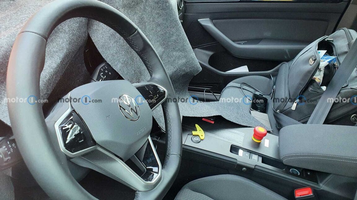 Volkswagen Passat 2025 nuove foto spia degli interni MotorisuMotori.it