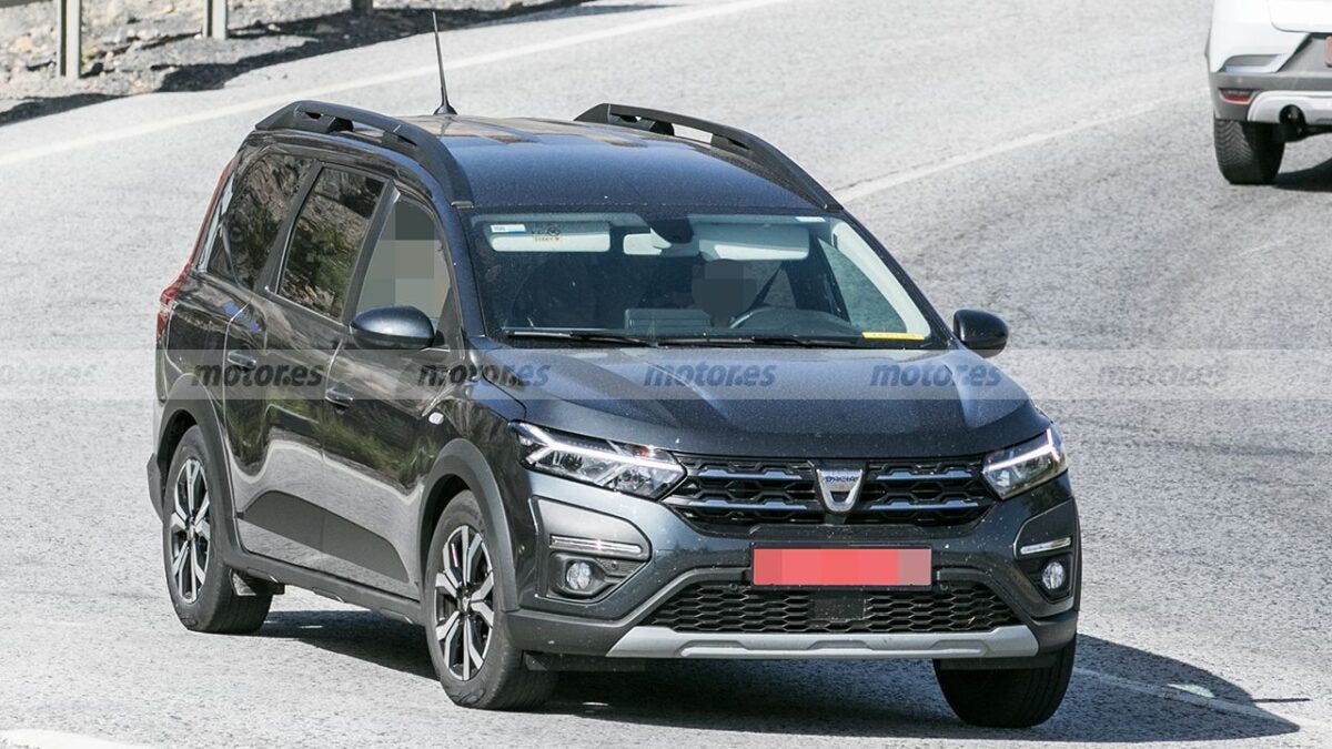 Dacia Jogger ibrida foto spia