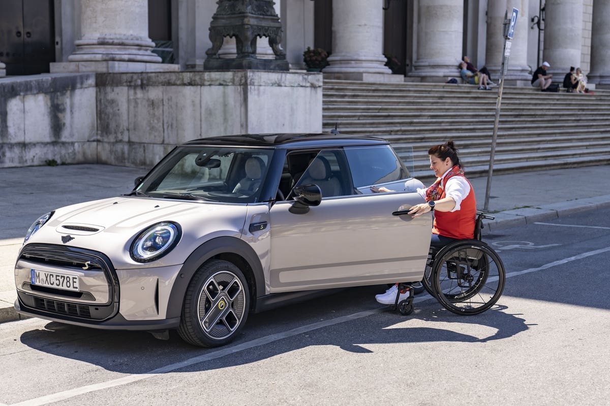 Mini Cooper SE persone disabili