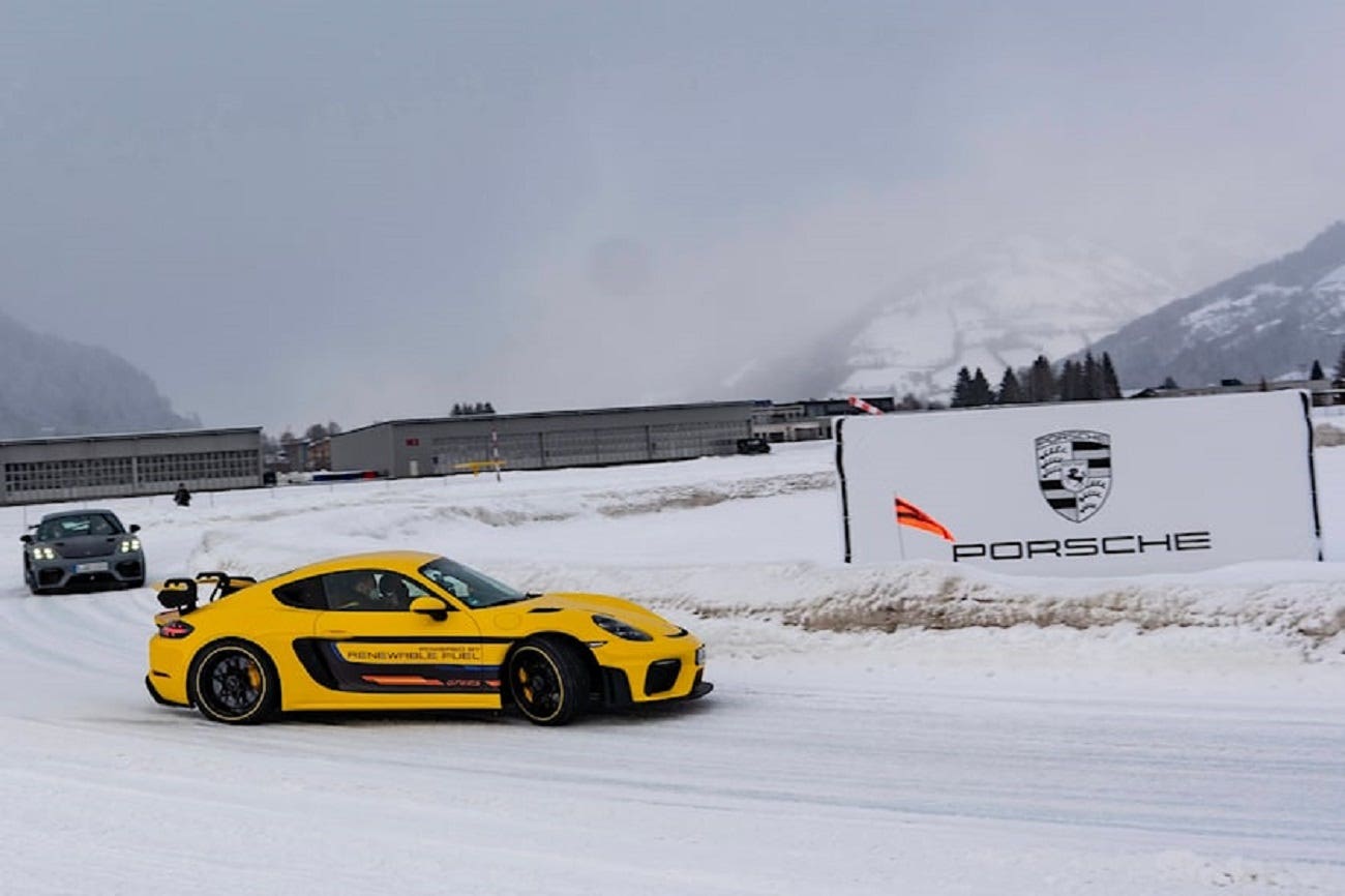 Porsche cayman gialla con efuels