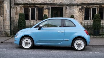 Fiat-500 colore azzurra noleggio