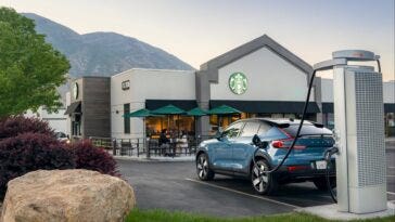 Volvo caricatori EV Starbucks