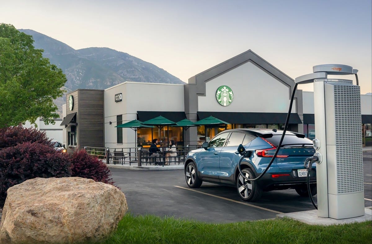 Volvo caricatori EV Starbucks