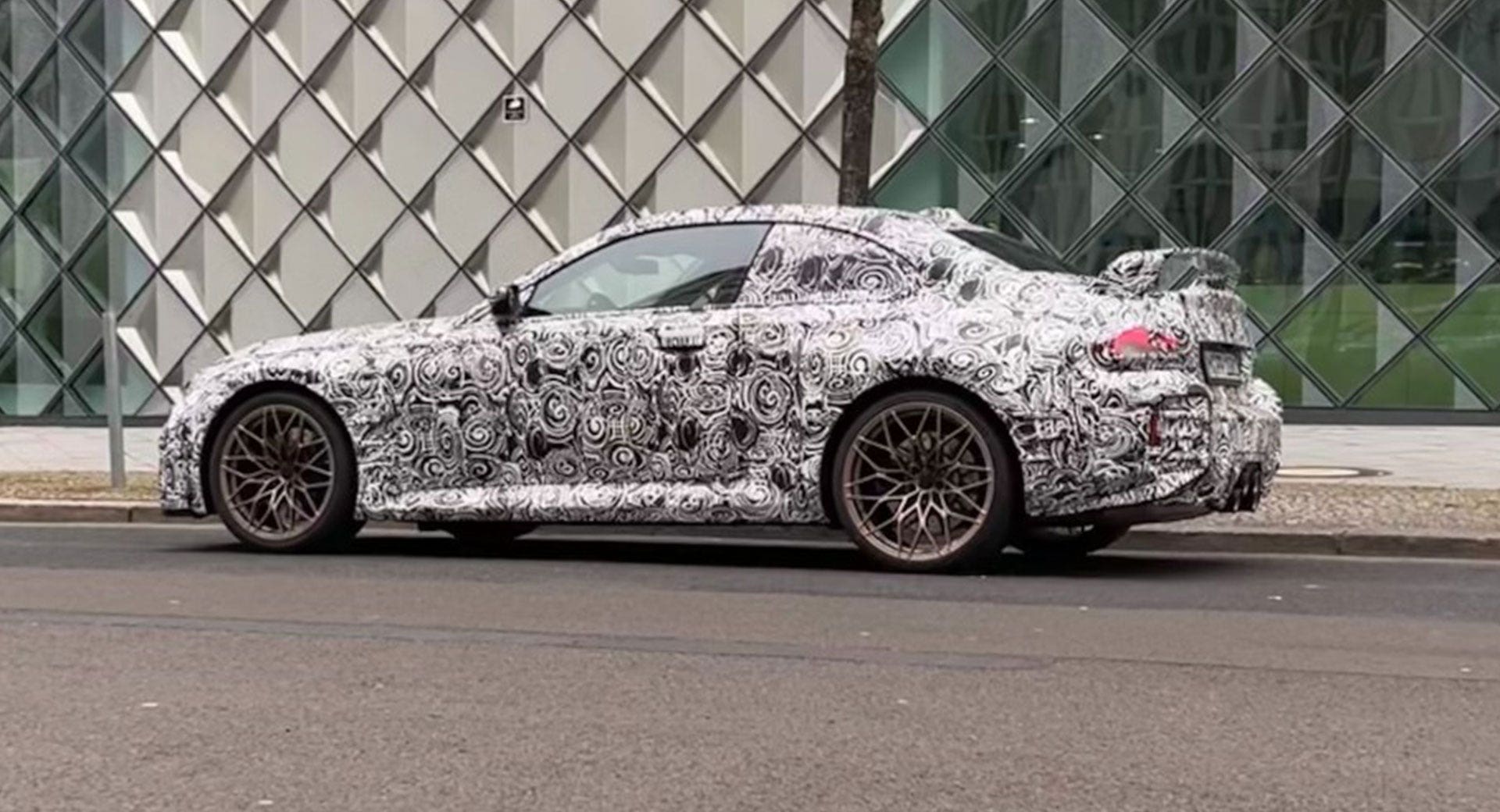 BMW M2 con enorme alettone posteriore fisso