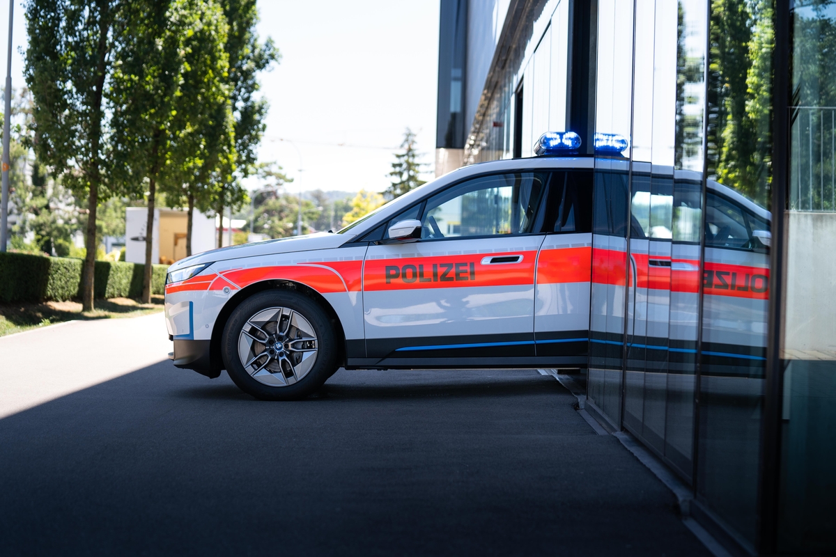 BMW iX polizia svizzera