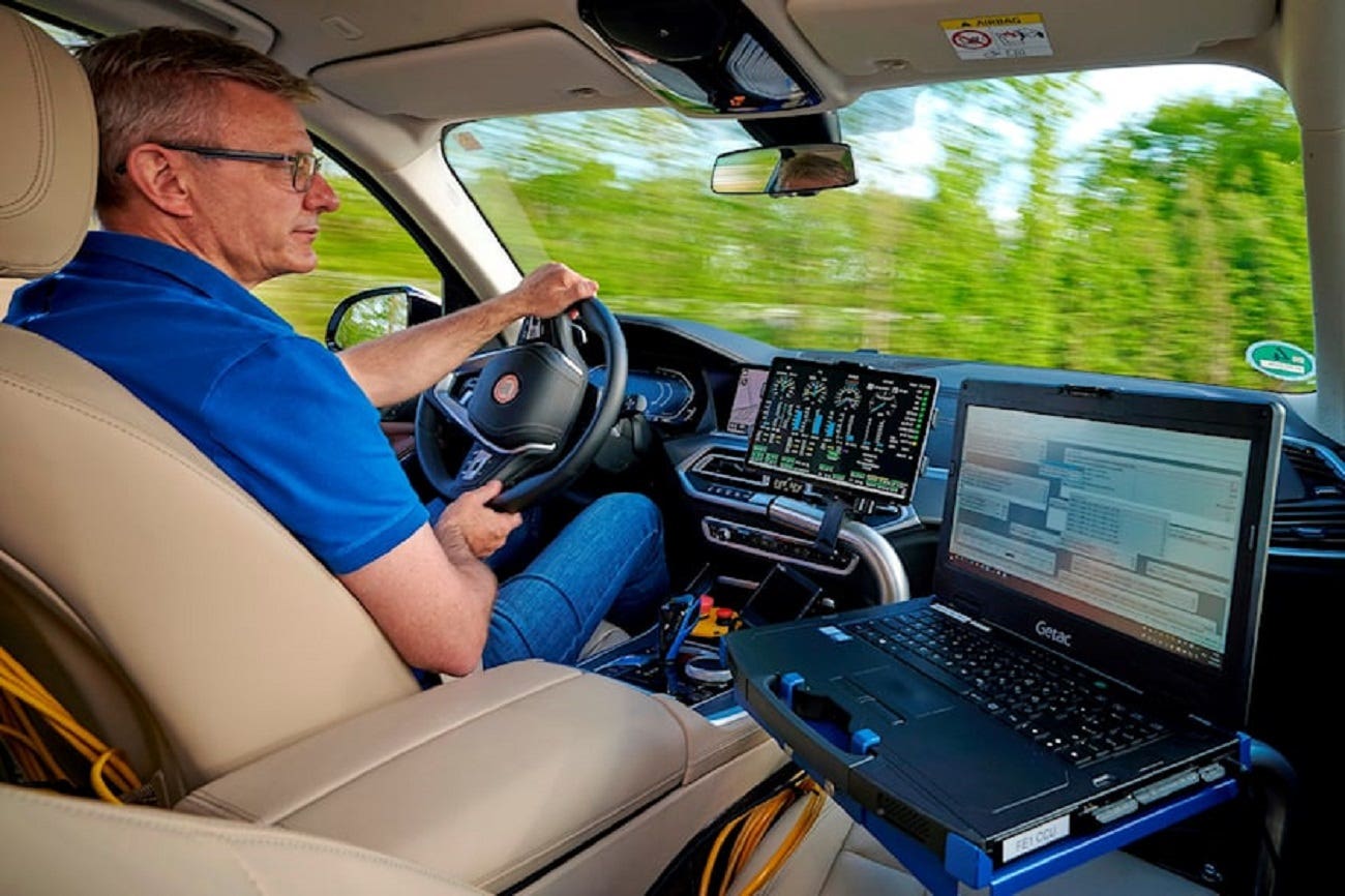 Mentre la BMW si impegna a offrire una varietà di veicoli elettrici, la casa automobilistica non ha ancora rinunciato ai motori ICE e all'energia alternativa. In effetti, la società rafforzerà la sua formazione con un'auto alimentata a idrogeno prima del previsto. "In questo decennio ci sarà un prodotto valido dalla BMW con l'idrogeno", ha detto Oliver Zipse a Top Gear. "Lo vedrai." Molte aziende hanno messo tutte le loro uova nel paniere dei veicoli elettrici, ma la BMW ha guardato avanti e si è resa conto che ciò non è fattibile. C'è un enorme mercato per i modelli alimentati a batteria, ma questo viene fornito con un avvertimento: alcune aree chiave non hanno l'infrastruttura necessaria per ospitarli. Zipse lo capisce, aggiungendo: "crediamo nell'idrogeno per molte ragioni. Crediamo che - e sto parlando ora da parte di BMW, ma questo finisce per essere per ogni marchio del Gruppo - se vuoi guidare senza emissioni e non hai una stazione di ricarica, questa è l'unica possibilità che abbiamo." La casa automobilistica ha sperimentato la tecnologia dell'idrogeno fin dagli anni '90 e ha persino venduto una Serie 7 alimentata a idrogeno per un breve momento tra il 2005 e il 2007. La Hydrogen7, come era conosciuta, è un'auto rara con solo 100 esemplari prodotti per politici e personaggi simili. Più di recente, però, il marchio tedesco da tempo preparava un SUV alimentato a idrogeno. Anche se può sembrare un normale X5, l'iX5 funziona esclusivamente a idrogeno. BMW afferma di offrire il meglio di entrambi i mondi: l'iX5 produce zero emissioni in movimento ma, a differenza di un'auto elettrica, il rifornimento del serbatoio richiede solo dai tre ai quattro minuti. Rispecchiando quanto affermato da Zipse, il capo delle vendite Peter Nota in precedenza aveva affermato che i veicoli a celle a combustibile entreranno in scena già nel 2025. Molti credono che l'idrogeno, sebbene ammirevole, semplicemente non sia pratico a causa della mancanza di stazioni di servizio. "In alcune aree l'implementazione di un'infrastruttura a idrogeno è più facile di un'infrastruttura elettrica, ad esempio in aree in cui non si dispone di alcun collegamento a una rete elettrica", ha affermato Zipse. Ha aggiunto: "Per l'idrogeno, hai solo bisogno del serbatoio. Ci saranno casi in questo mondo in cui avrai quella situazione. Sarà quello il mercato principale? No, non lo sarà". Ma l'energia a idrogeno rimarrà la riserva dei veicoli BMW o si farà strada attraverso il gruppo più ampio? Resta da vedere, ma non è da escludere l'idea di una Rolls-Royce alimentata a idrogeno. "Non escluderei mai nulla", ha concluso Zipse. È lecito ritenere che il marchio di lusso e Mini seguiranno BMW nell'offrire veicoli alimentati da ICE, auto elettriche e alternative all'idrogeno a vari mercati in tutto il mondo. Naturalmente, BMW non è l'unico marchio a credere nel carburante. A parte una miriade di exploit motorsport alimentati a idrogeno, la Toyota starebbe lavorando su una Corolla Cross alimentata a idrogeno.