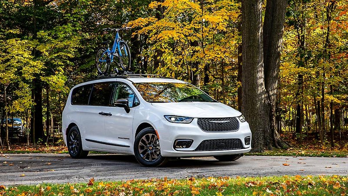 Chrysler Pacifica Road Tripper 2023