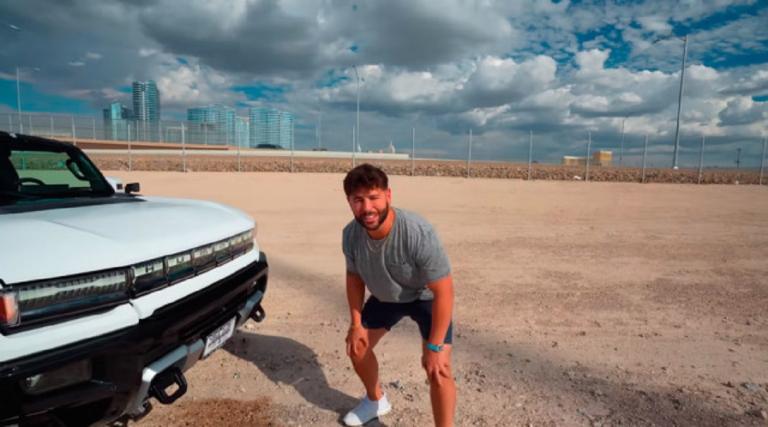 Un blogger ha distrutto un Hummer nuovo di zecca solo 20 minuti dopo averlo acquistato