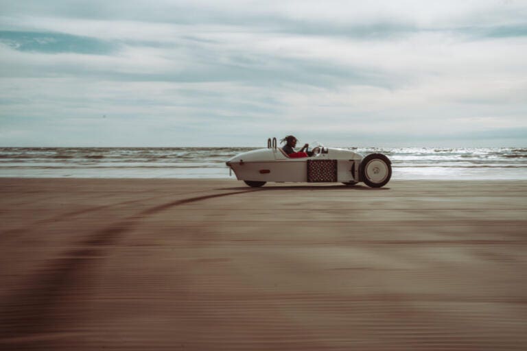 Morgan Super 3: in collaborazione con Orlebar Brown, sfida l’inverno l’ultima della specie