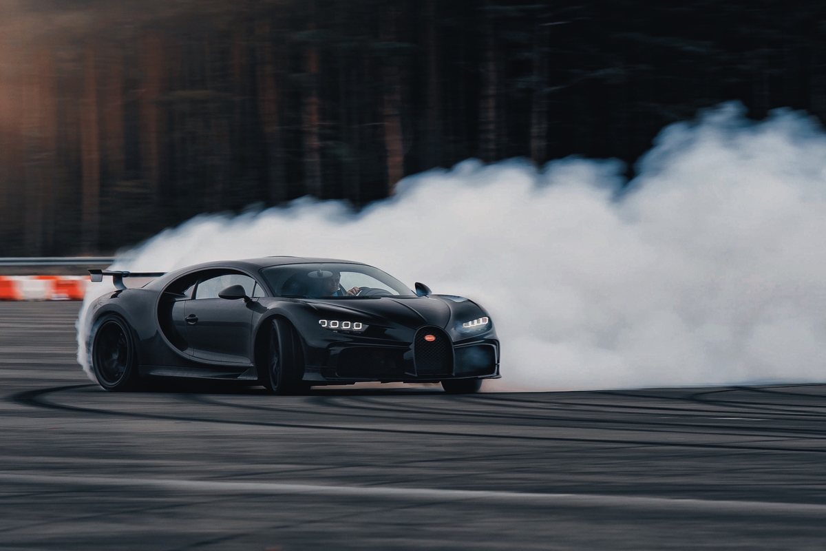 Bugatti Chiron Pur Sport drifting