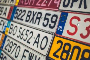 60 Cuscinetti Schiuma Adesivi Doppio Lato Per Fissaggio Targa Auto - 3.4x0.8 Pollici, Universali