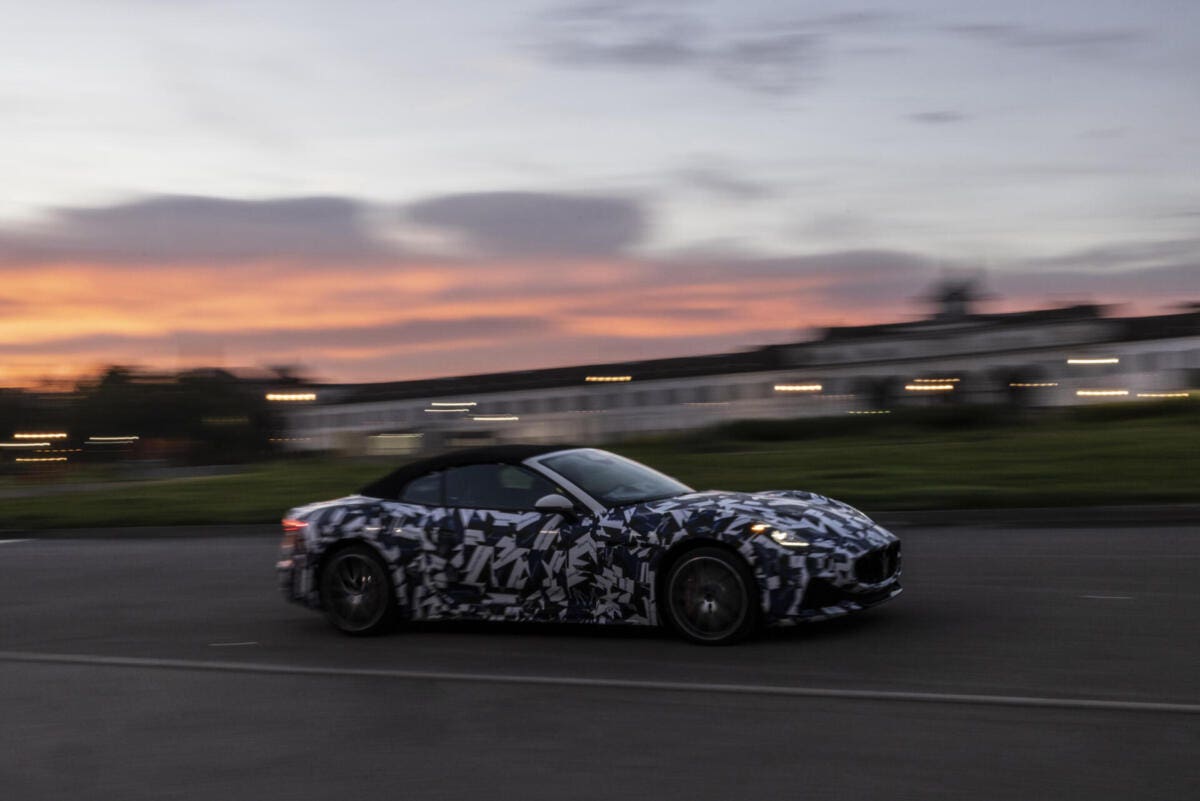 Dopo la GranTurismo giunge il momento per la Maserati GranCabrio uscire in versione Folgore nel 2023, BEV con tre motori da 300 kW l'una.
