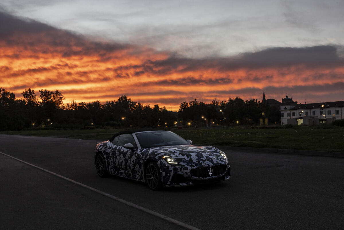 Dopo la GranTurismo giunge il momento per la Maserati GranCabrio uscire in versione Folgore nel 2023, BEV con tre motori da 300 kW l'una.