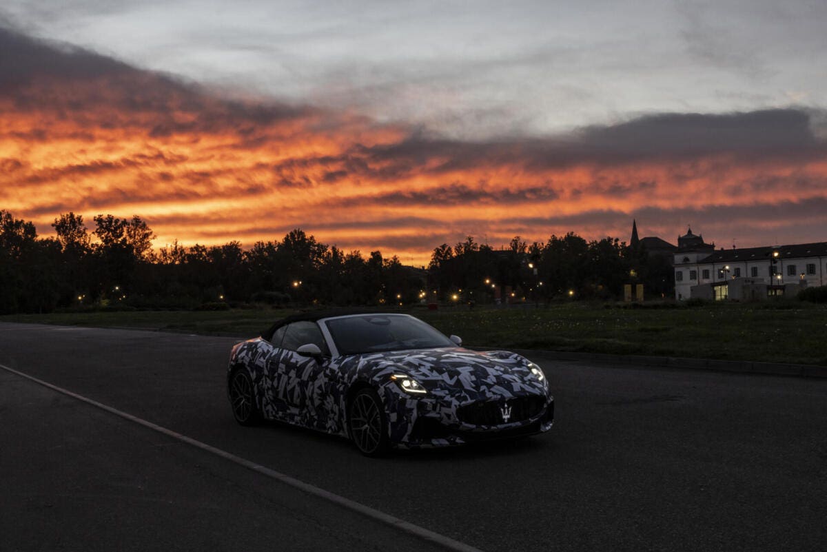 Dopo la GranTurismo giunge il momento per la Maserati GranCabrio uscire in versione Folgore nel 2023, BEV con tre motori da 300 kW l'una.