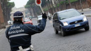 Polizia Municipale controllo automobilista