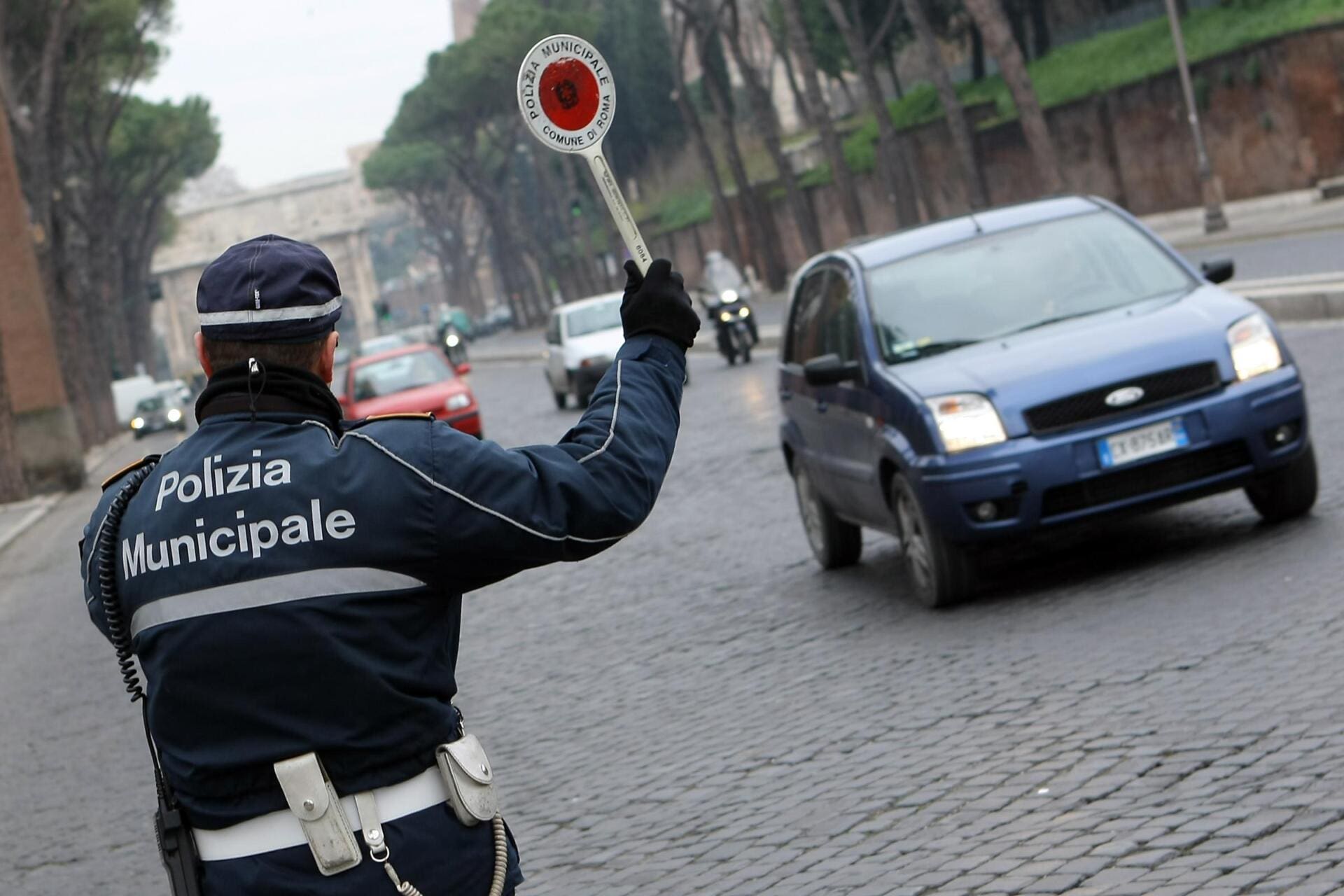 Polizia Municipale controllo automobilista