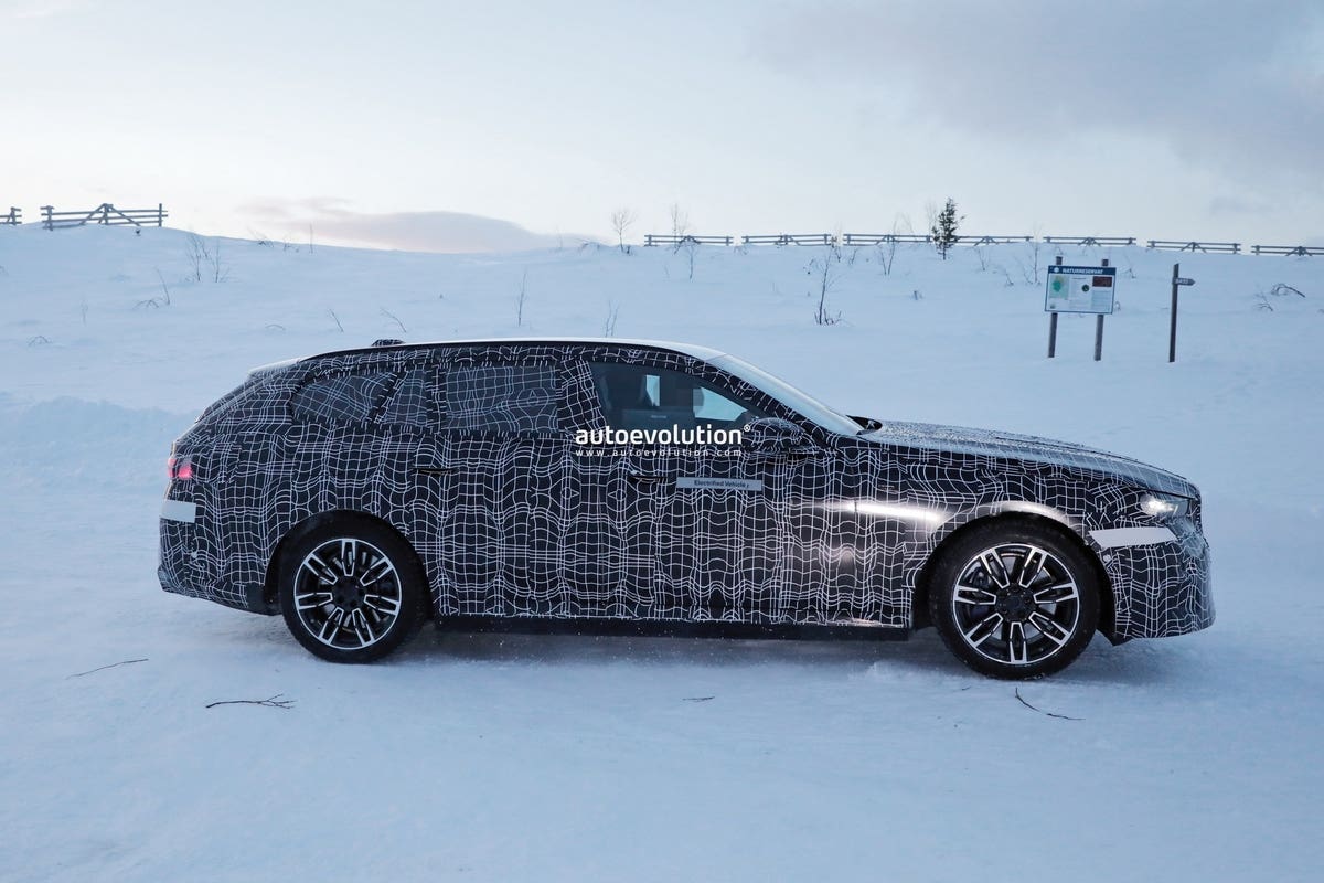 BMW i5 Touring 2025 prototipo neve foto spia