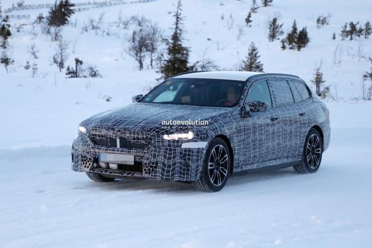 BMW i5 Touring 2025 prototipo neve foto spia