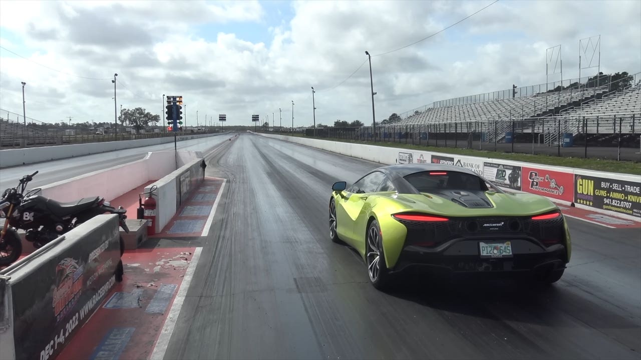 McLaren Artura test drag race