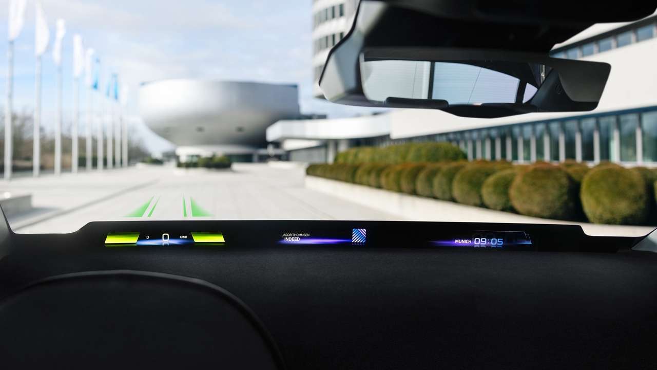 BMW Panoramic Vision display head-up
