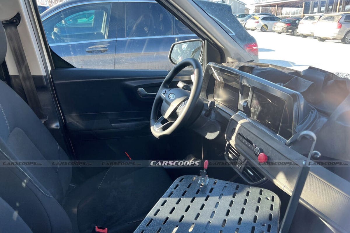 Ford Tourneo Courier 2024 prototipo neve foto spia