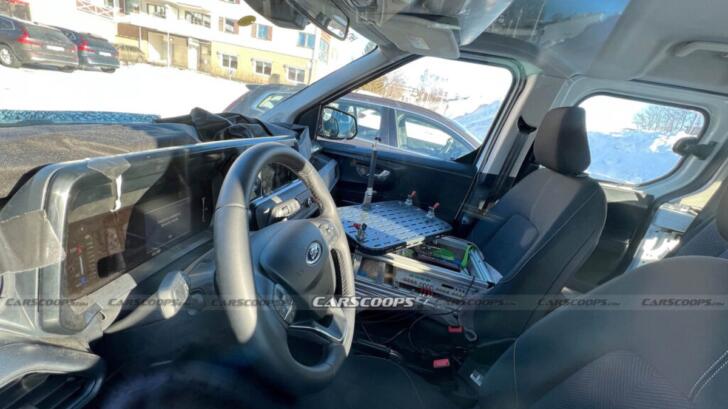 Ford Tourneo Courier 2024 prototipo neve foto spia