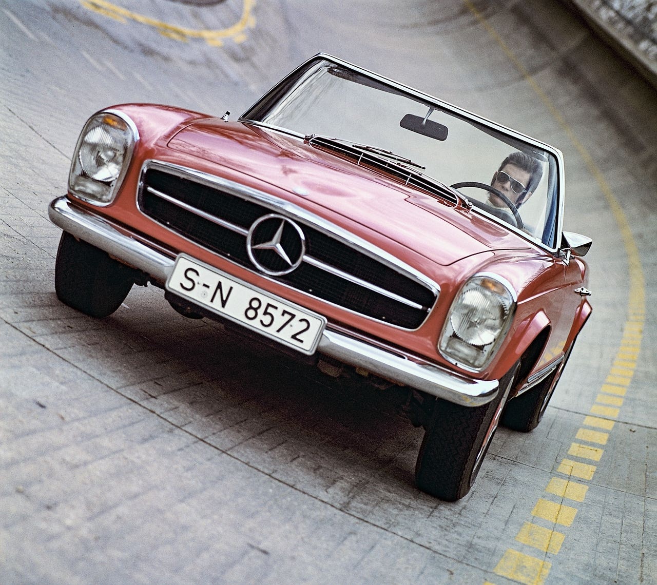 Mercedes-Benz 230 SL 60 anni