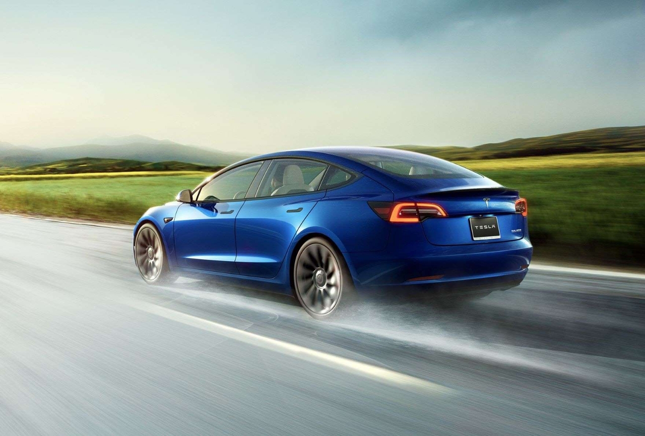 Tesla Model 3 RWD incentivi