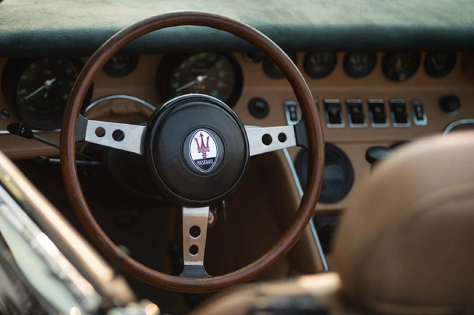 Maserati Ghibli steering wheel 