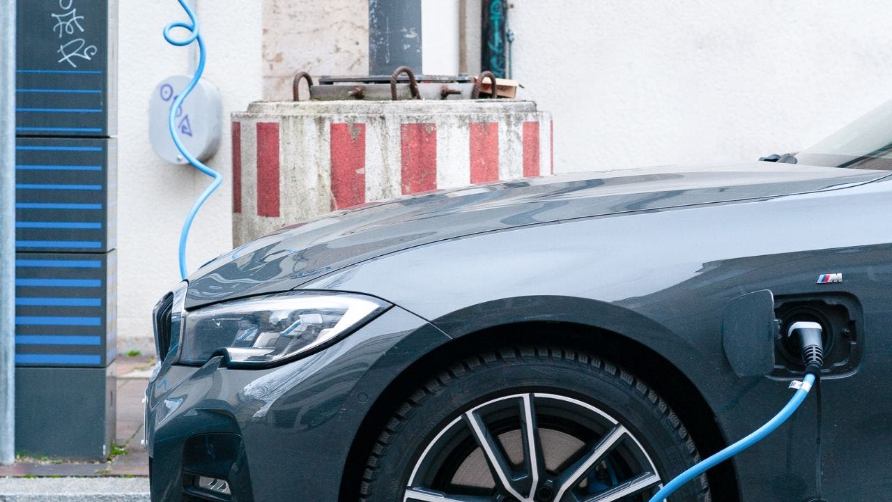 Auto elettrica ricarica