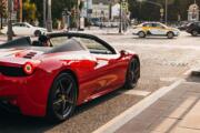 Uomo che guida una coupé