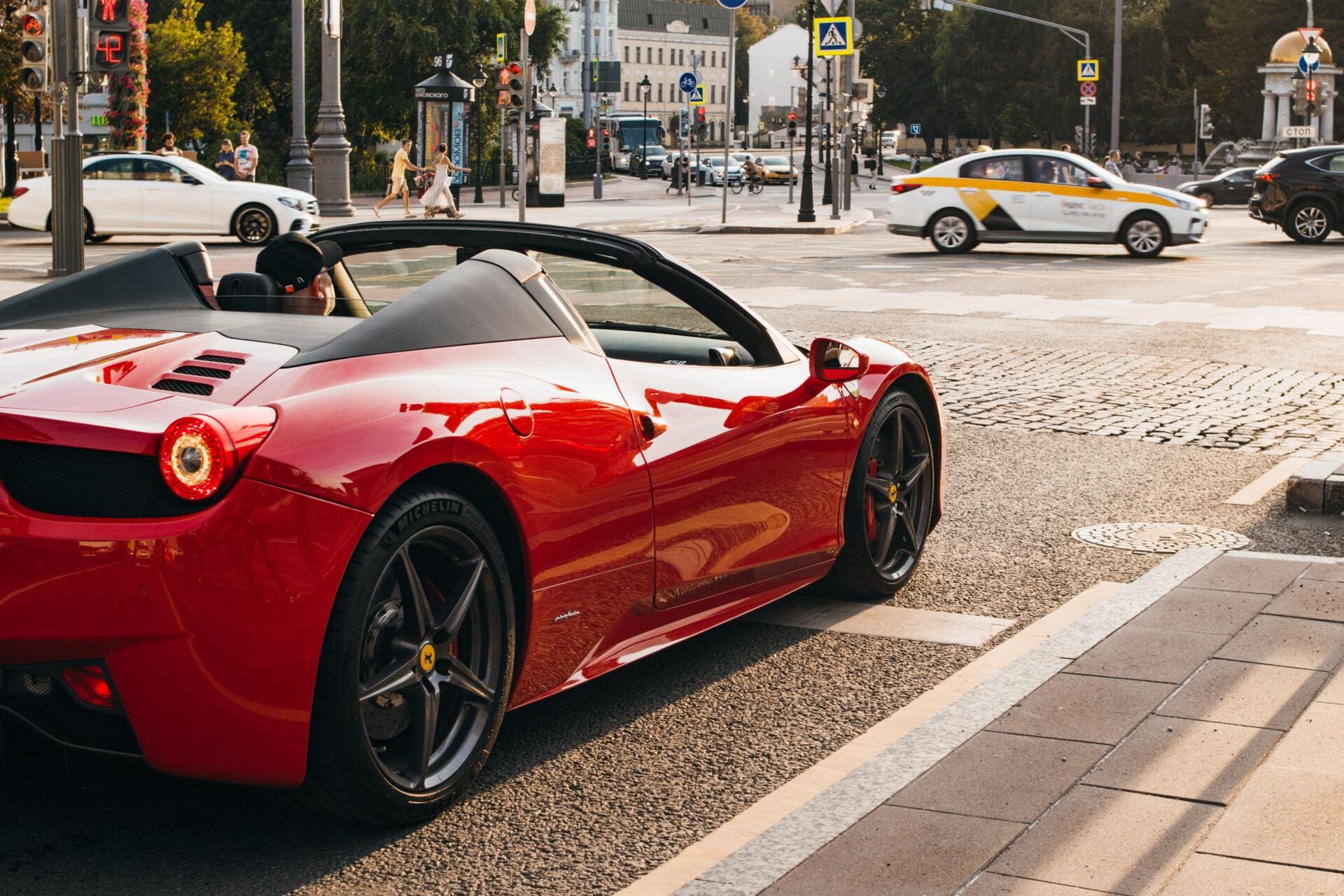 Uomo che guida una coupé