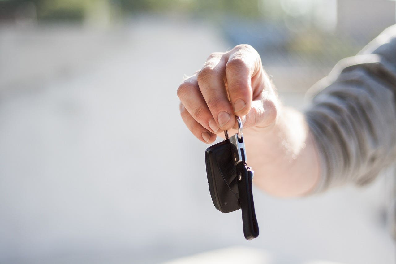 Ragazzo tiene in mano la chiave dell'auto