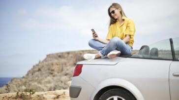 Ragazza usa smartphone