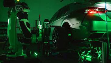Mentre l'intelligenza artificiale (AI) è spesso discussa in linea con la guida autonoma, RoboTire sembra essere in prima linea nell'adattare l'IA verso usi alternativi nel mondo automobilistico: uno smontagomme robotizzato in grado di completare il lavoro due volte più velocemente degli umani. RoboTire è un'azienda di robotica e automazione con sede nel Michigan che progetta e produce sistemi a vantaggio di officine di riparazione auto, operatori di flotte e concessionarie. Il suo ultimo prodotto rappresenta un enorme passo avanti nell'automatizzazione di attività tradizionalmente dispendiose in termini di tempo, come il cambio delle gomme. Dotato di algoritmi di intelligenza artificiale, il suo design robotico intende accelerare i processi di riparazione e assistenza della metà del tempo rispetto a un tecnico esperto. La chiave della velocità di RoboTire risiede nella sua capacità di analizzare e adattarsi rapidamente a varie dimensioni di pneumatici, tipi e modelli di veicoli. Attraverso l'apprendimento e il perfezionamento continui, il sistema basato sull'intelligenza artificiale elabora in modo efficiente le informazioni ed esegue i passaggi necessari con maggiore precisione. In un video del robot RoboTire in azione, possiamo vedere una dimostrazione del sistema togliendo le gomme da una Toyota Camry e rimettendole. Le implicazioni delle capacità di RoboTire vanno ben oltre la semplice velocità. Il robot raccoglie anche dati preziosi, inclusi i modelli di usura degli pneumatici e potenziali problemi di allineamento delle ruote. Ma uno dei vantaggi più significativi di RoboTire è la potenziale riduzione dei tempi di attesa dei clienti. Cambiando gli pneumatici più velocemente, i centri di assistenza possono migliorare notevolmente la loro efficienza operativa e gestire un volume maggiore di clienti, portando a una maggiore soddisfazione e fidelizzazione dei clienti. Nonostante le sue notevoli capacità, RoboTire non intende sostituire i tecnici umani, ma aumentare le loro capacità e competenze. La supervisione umana rimane fondamentale per il controllo della qualità e la gestione di scenari complessi che potrebbero richiedere un giudizio al di là delle capacità dell'IA. Sebbene i risultati di RoboTire siano rivoluzionari, trovare il giusto equilibrio tra competenza umana e automazione dell'IA rimane essenziale per ottenere risultati ottimali. Mentre guardiamo al futuro, l'integrazione dell'intelligenza artificiale nell'industria automobilistica, come l'intera pubblicità di un'auto scritta da AI, ha un immenso potenziale, rimodellando il modo in cui manteniamo e assistiamo i nostri veicoli per gli anni a venire.