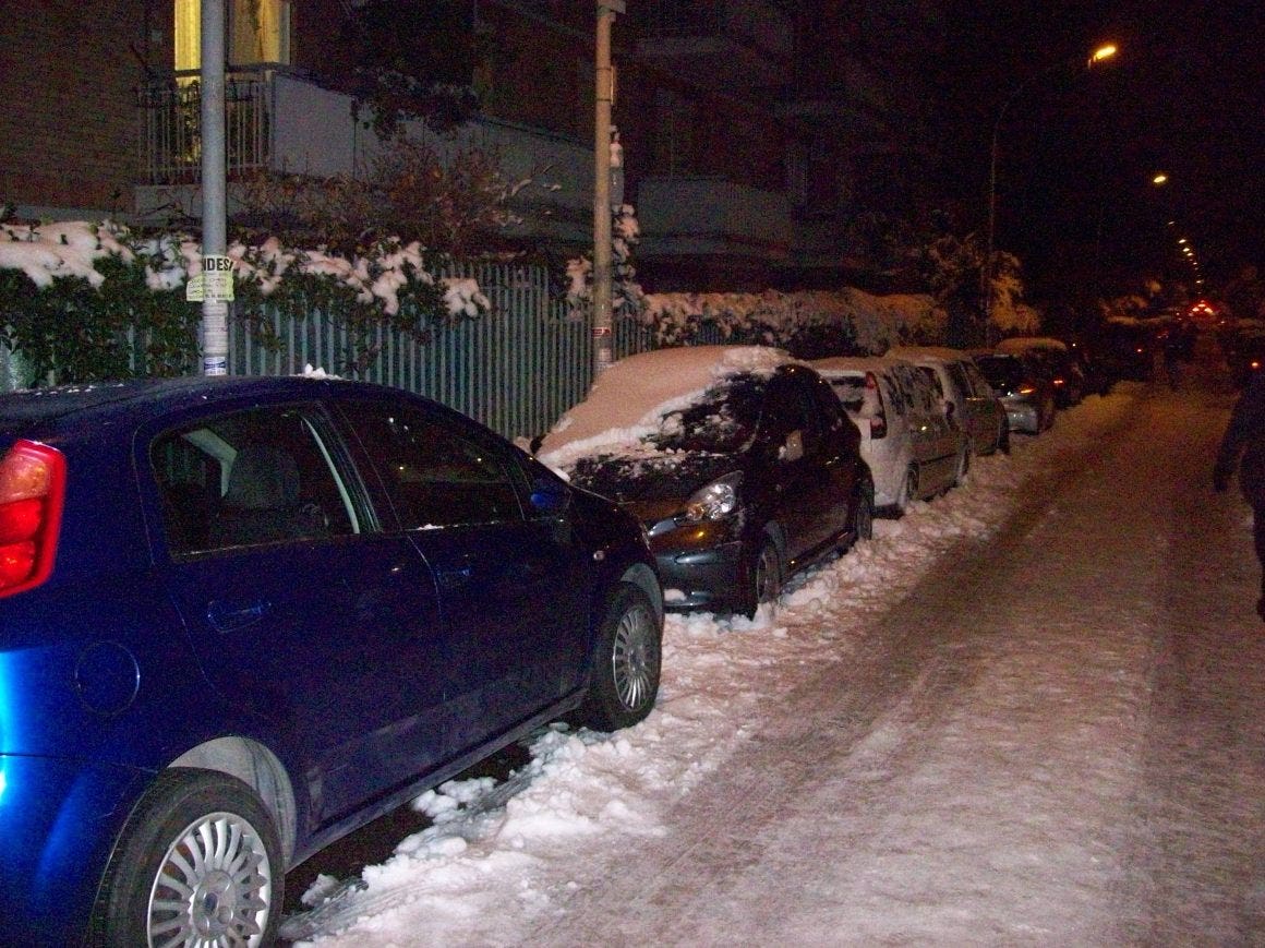 Auto parcheggiate ricoperte dalla neve