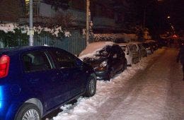 Auto parcheggiate ricoperte dalla neve