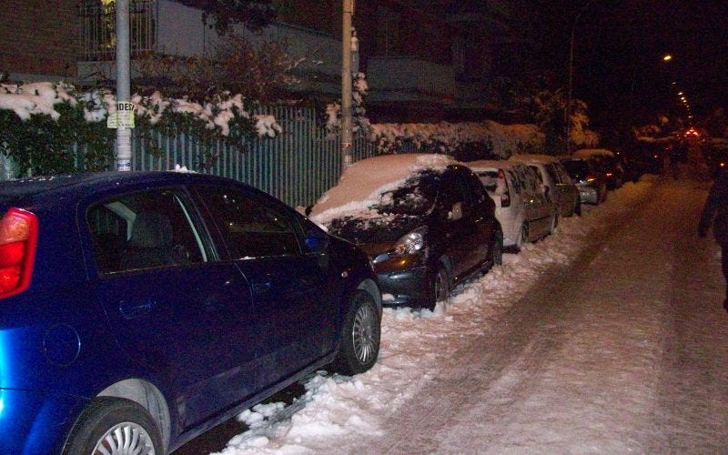 Auto parcheggiate ricoperte dalla neve
