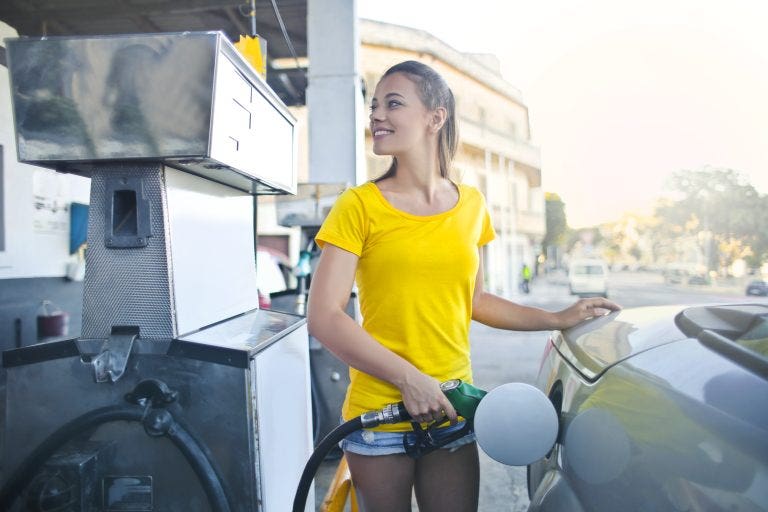 e-Fuel vs. biocarburanti: come funzionano, pro, contro, stazioni di ricarica