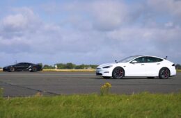 Bugatti Chiron Super Sport vs Tesla Model S Plaid