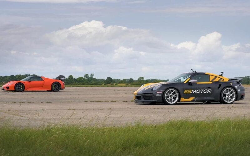 Porsche 918 Spyder vs 911 Turbo S modificata