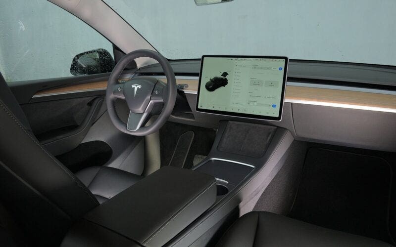 Tesla interni