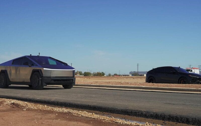 Tesla Cybertruck vs Lamborghini Urus